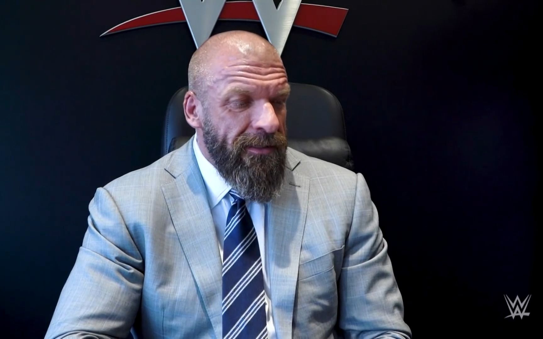 wwe传奇兼副总裁triple h西装暴徒办公的一天