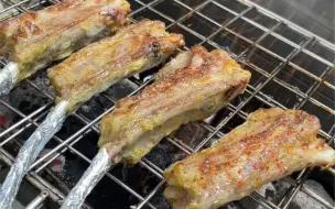 Video herunterladen: 烧烤美食挂糊羊排串