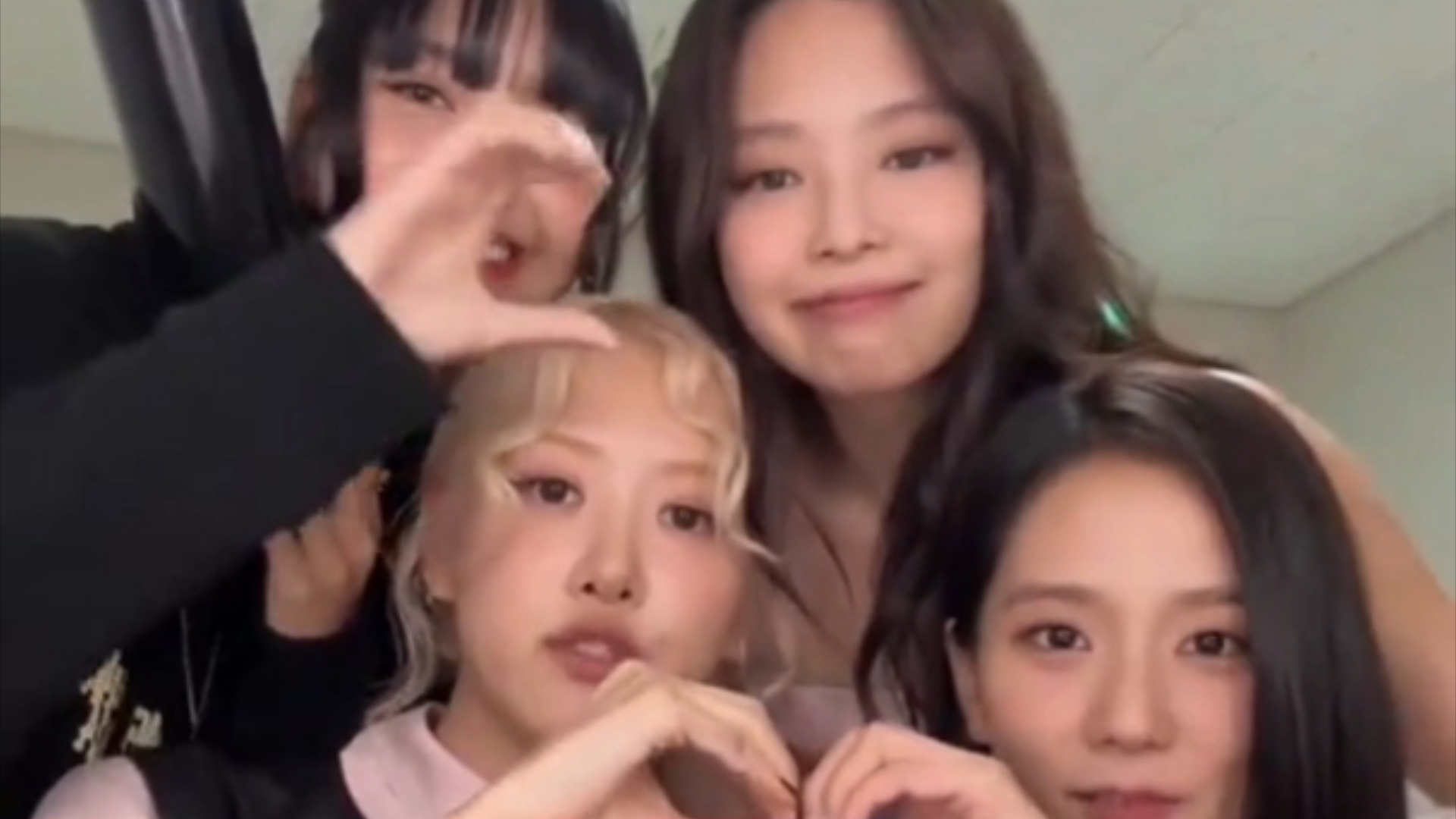 balckpink合体了【lisa&朴彩英&金智秀&金珍妮】