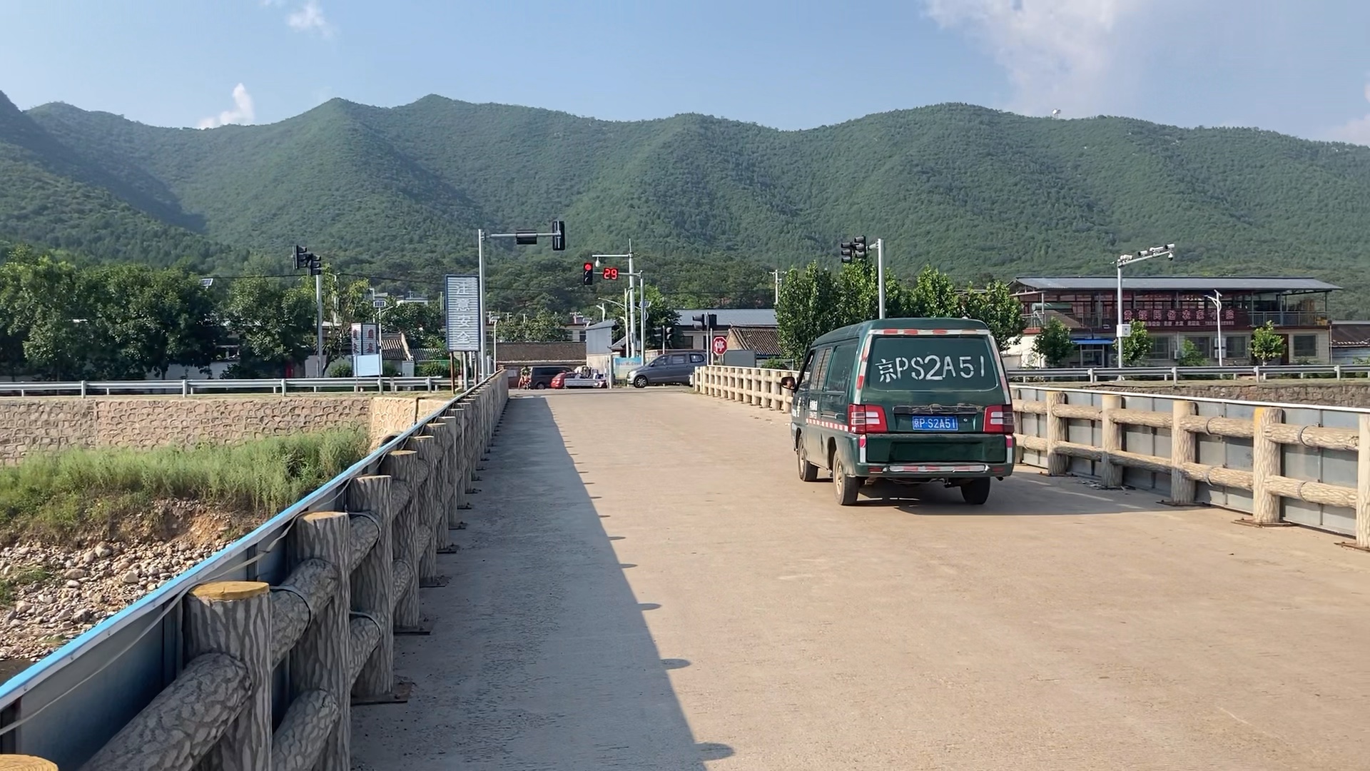 去年夏天来过的,怀柔区怀长路九渡河镇团泉村,平安桥西侧的一段路被水