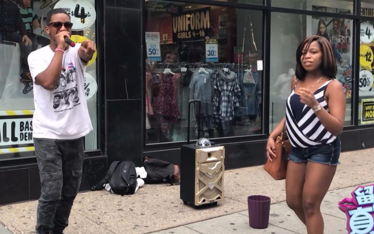 【炫酷】实拍美国嘻哈之城的黑人饶舌 街头精彩对唱 如果参加中国有