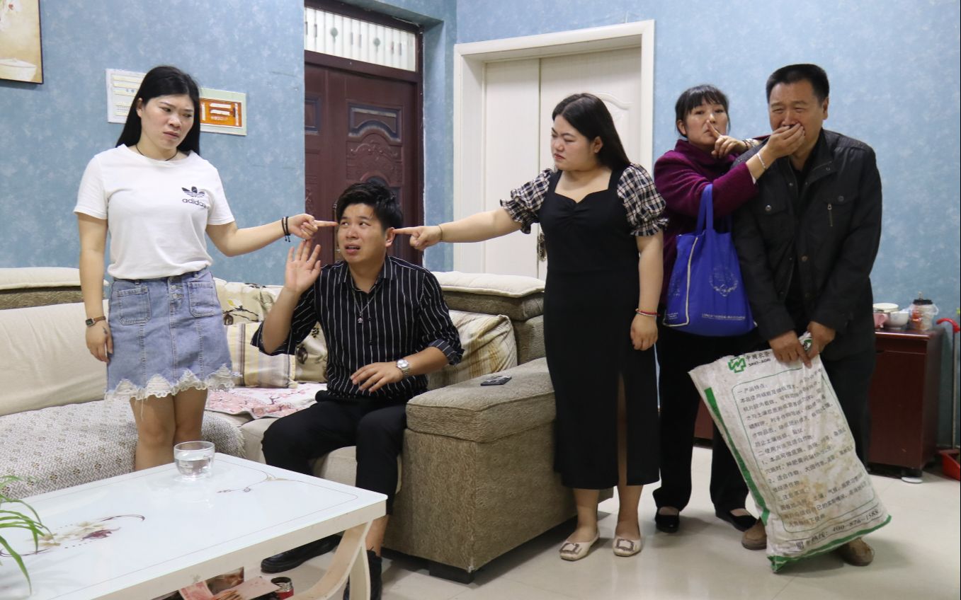 家里客人来访儿子嫌父母丢人,却把父母关进小黑屋,结局大快人心