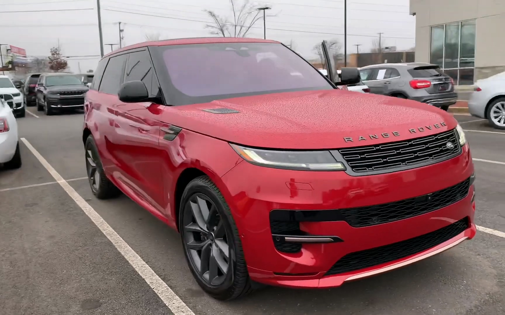 【we hustle daily】门店实拍 路虎揽胜运动 dynamic se 佛罗伦萨红