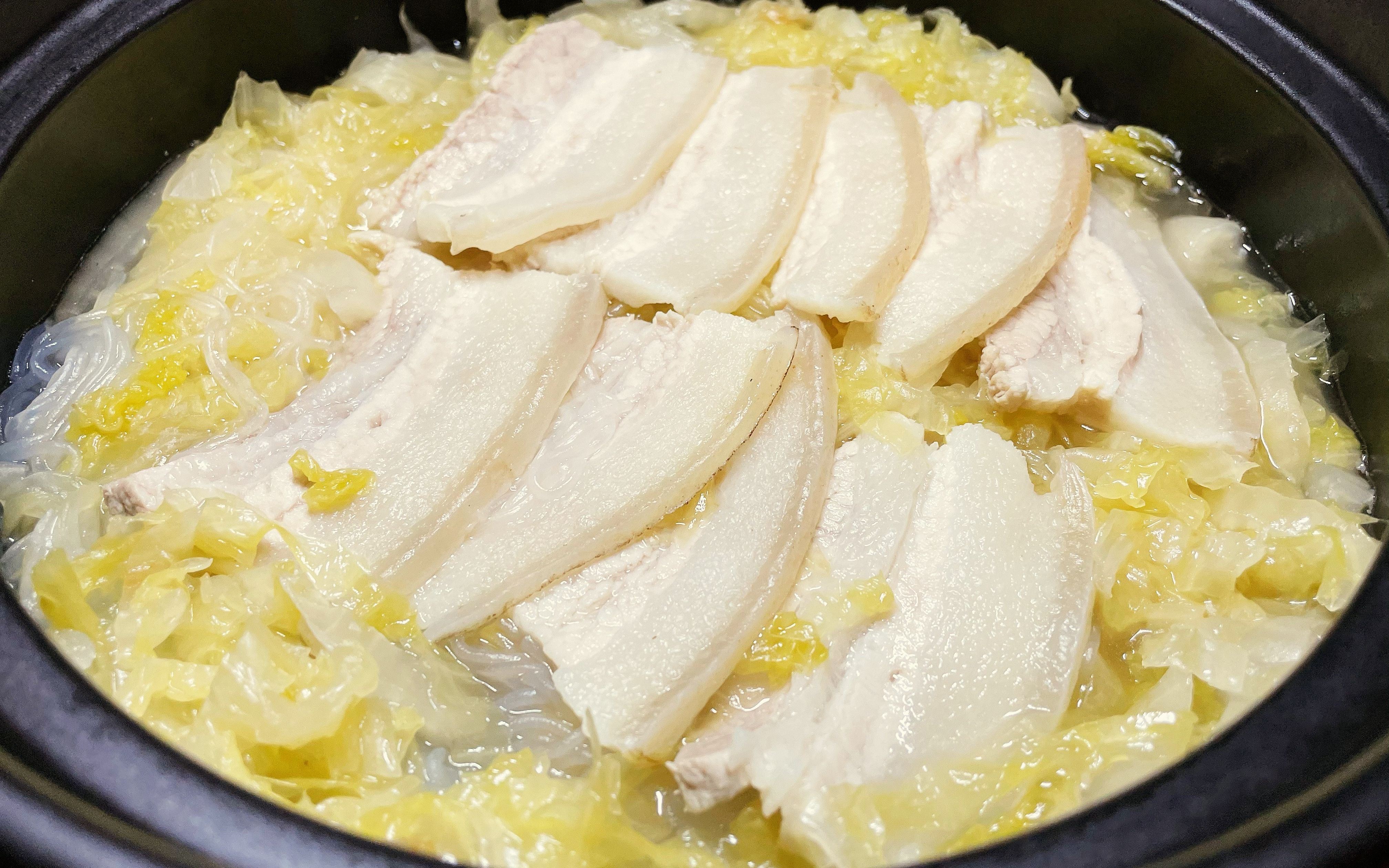 天冷时来上一道热气腾腾的酸菜汆白肉,酸爽开胃,谁能抵挡这种诱惑.