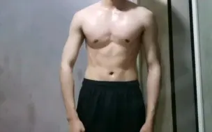 Video herunterladen: 净身高175，体重60kg,小骨架,只做俯卧撑6个月的效果