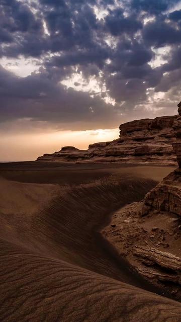 同一首"悬崖",齐秦唱得"刻骨铭心",那英却是"义无反顾".