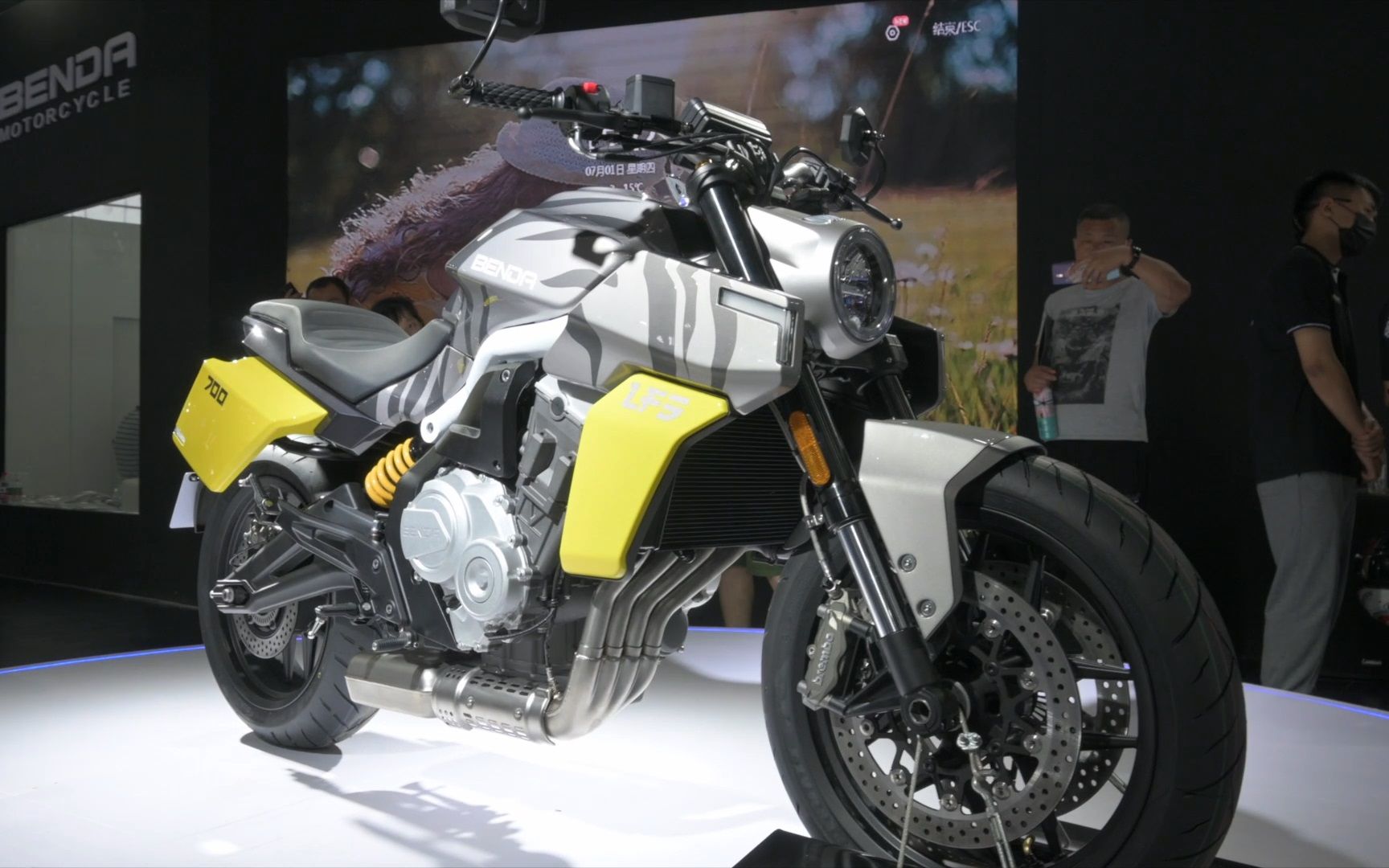 国潮崛起 四缸赛博朋克街车奔达唐刀700