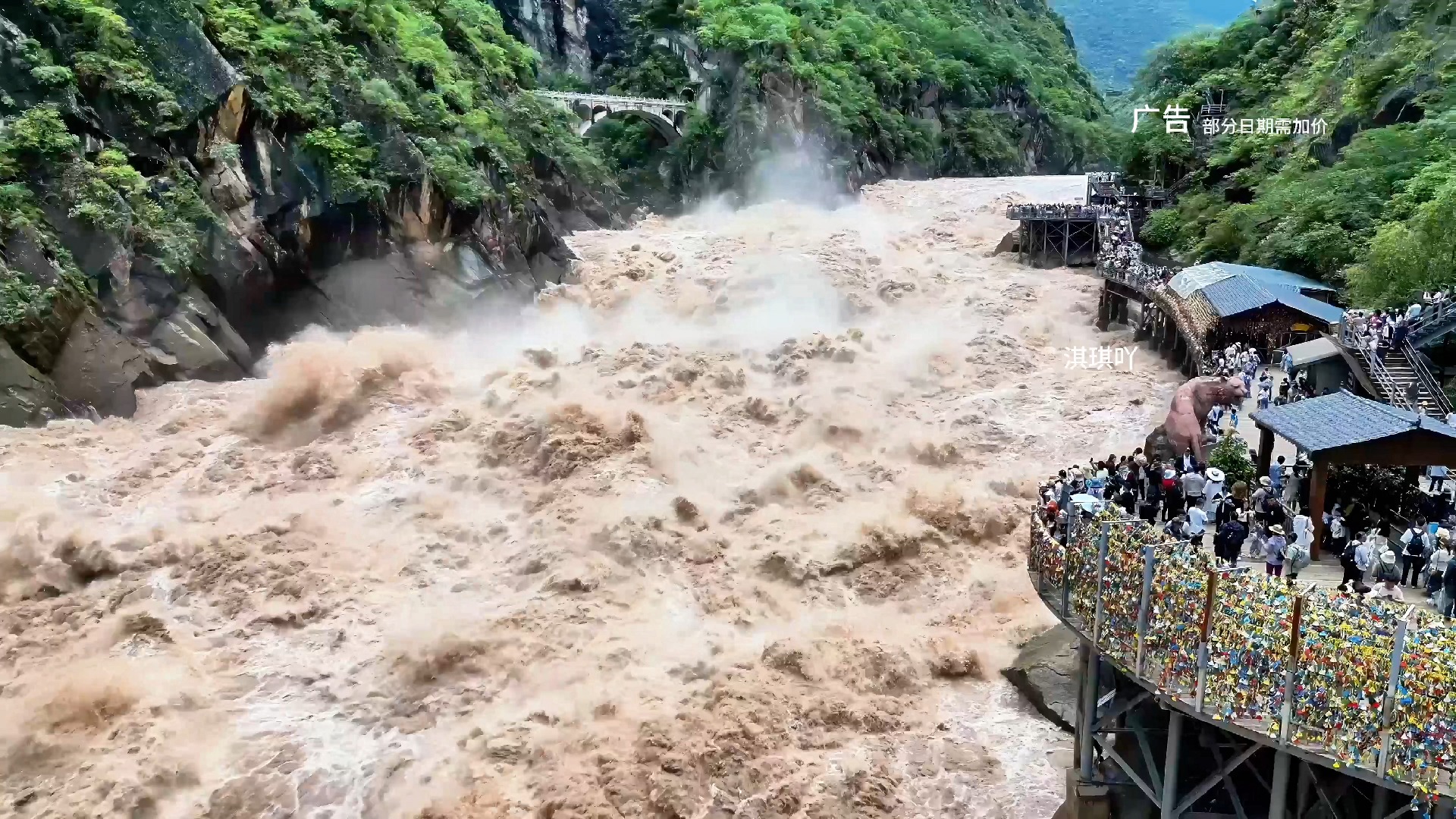 云南虎跳峡天梯摔死图片