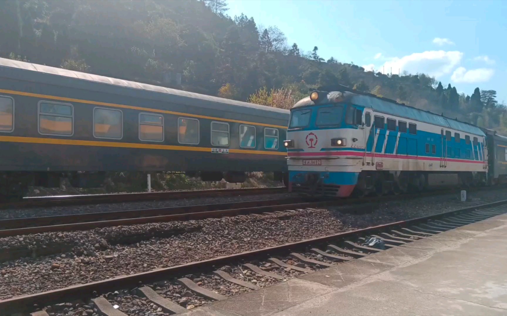 金温温段df4b9482牵引k1049次南岸站两道通过