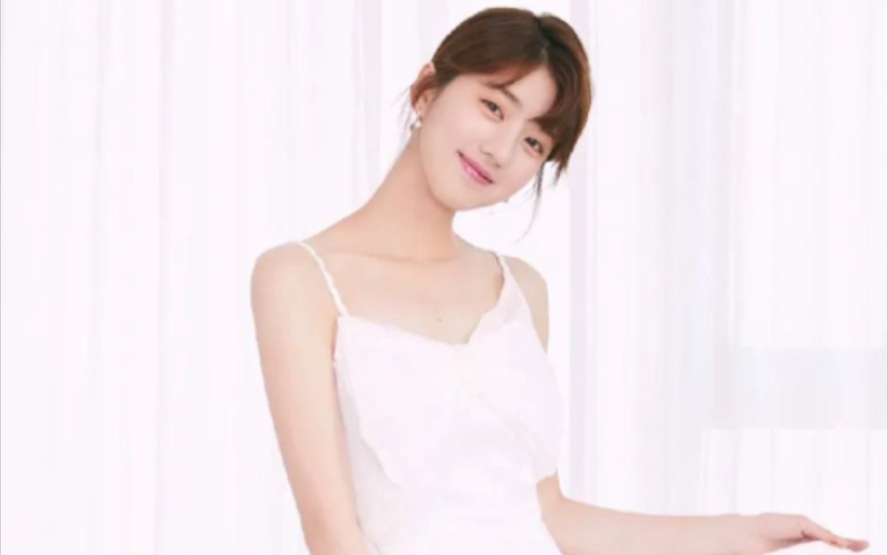 李凯馨:白嫩吊带裙穿搭,水嫩肌肤诱人心弦