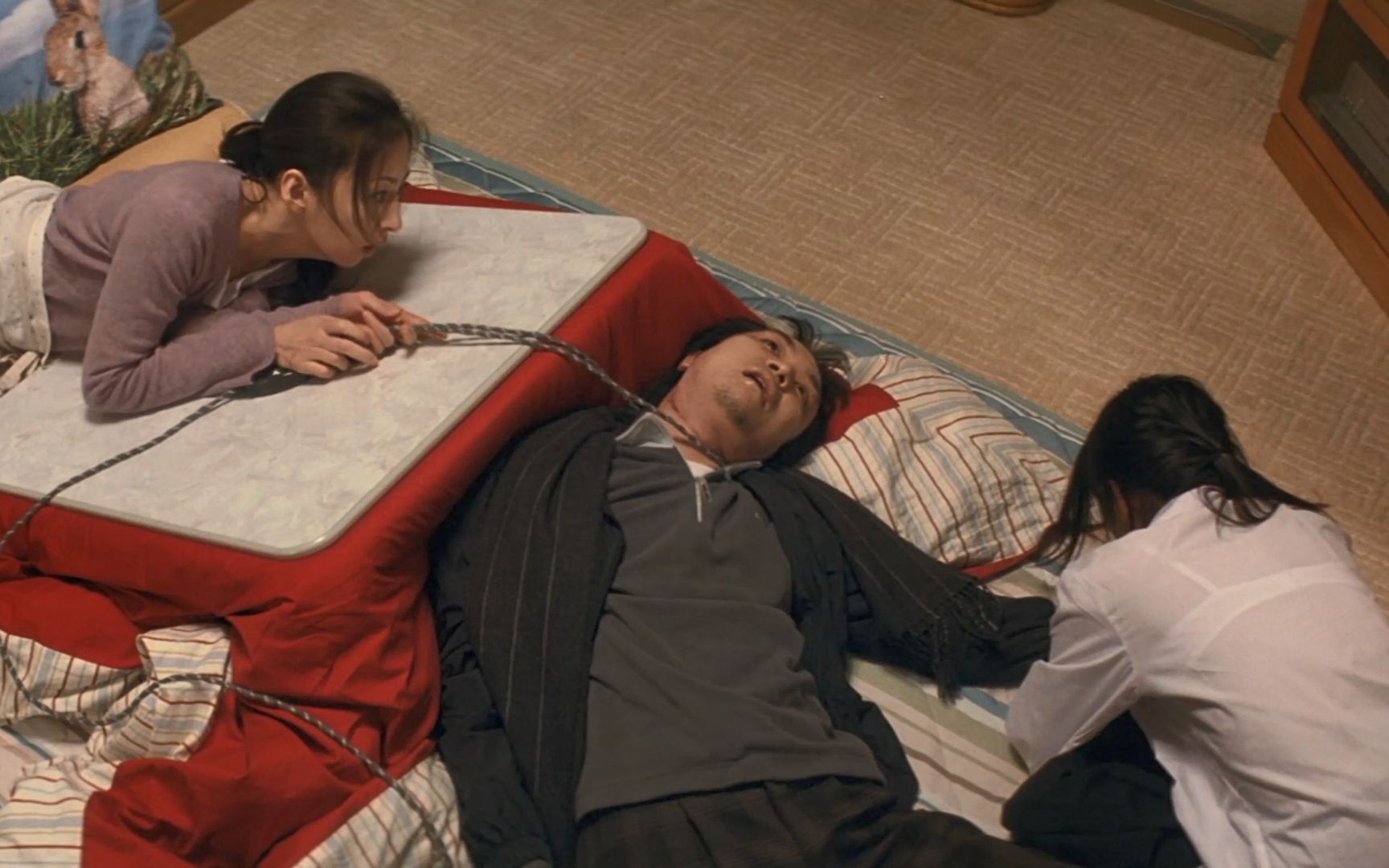 前夫欠下巨额赌债逼女儿当小姐,妻子忍无可忍勒死前夫被邻居发现_哔哩