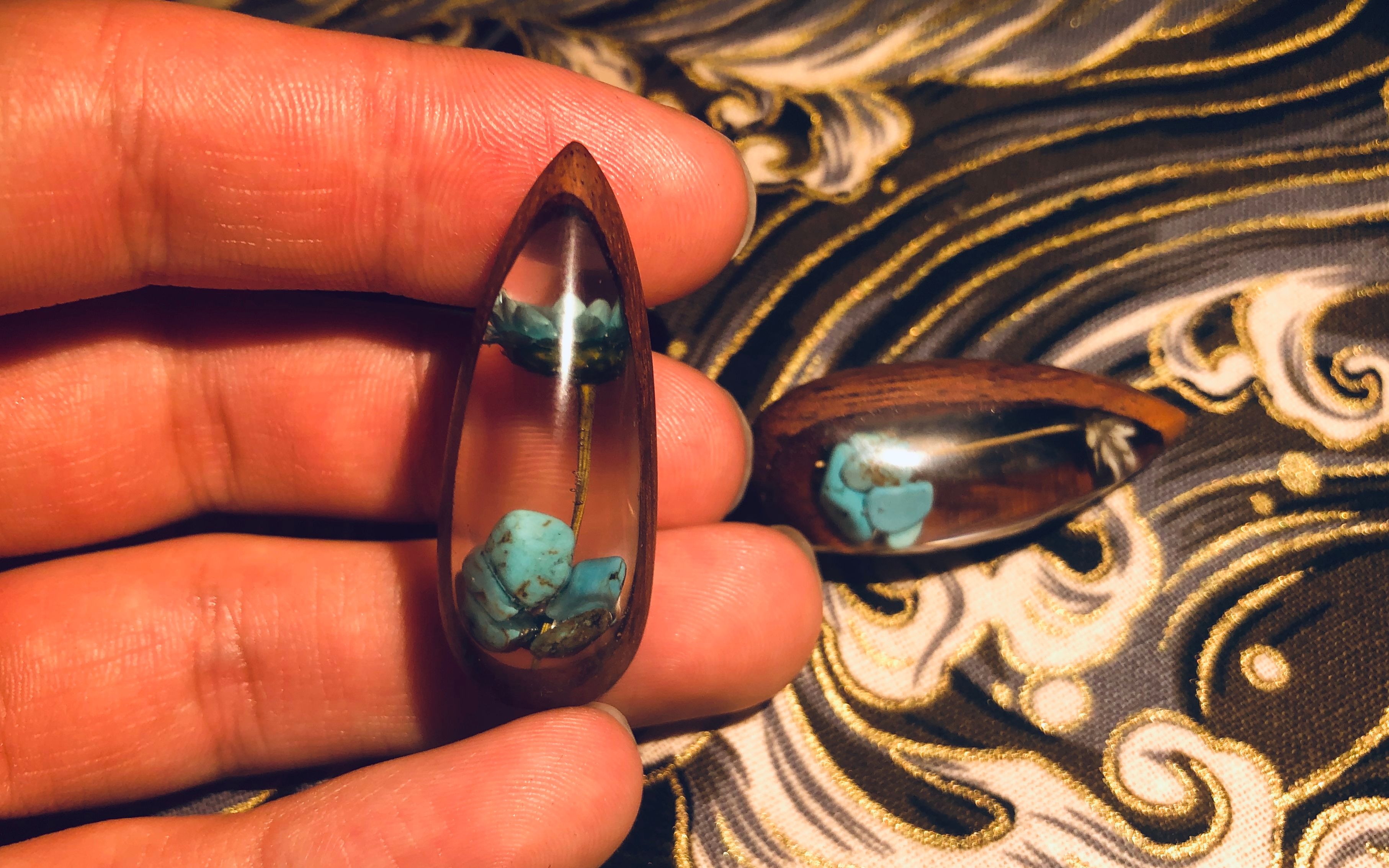 滴胶木中观花木艺滴胶情侣吊坠又名滴胶佬不配拥有女朋友误