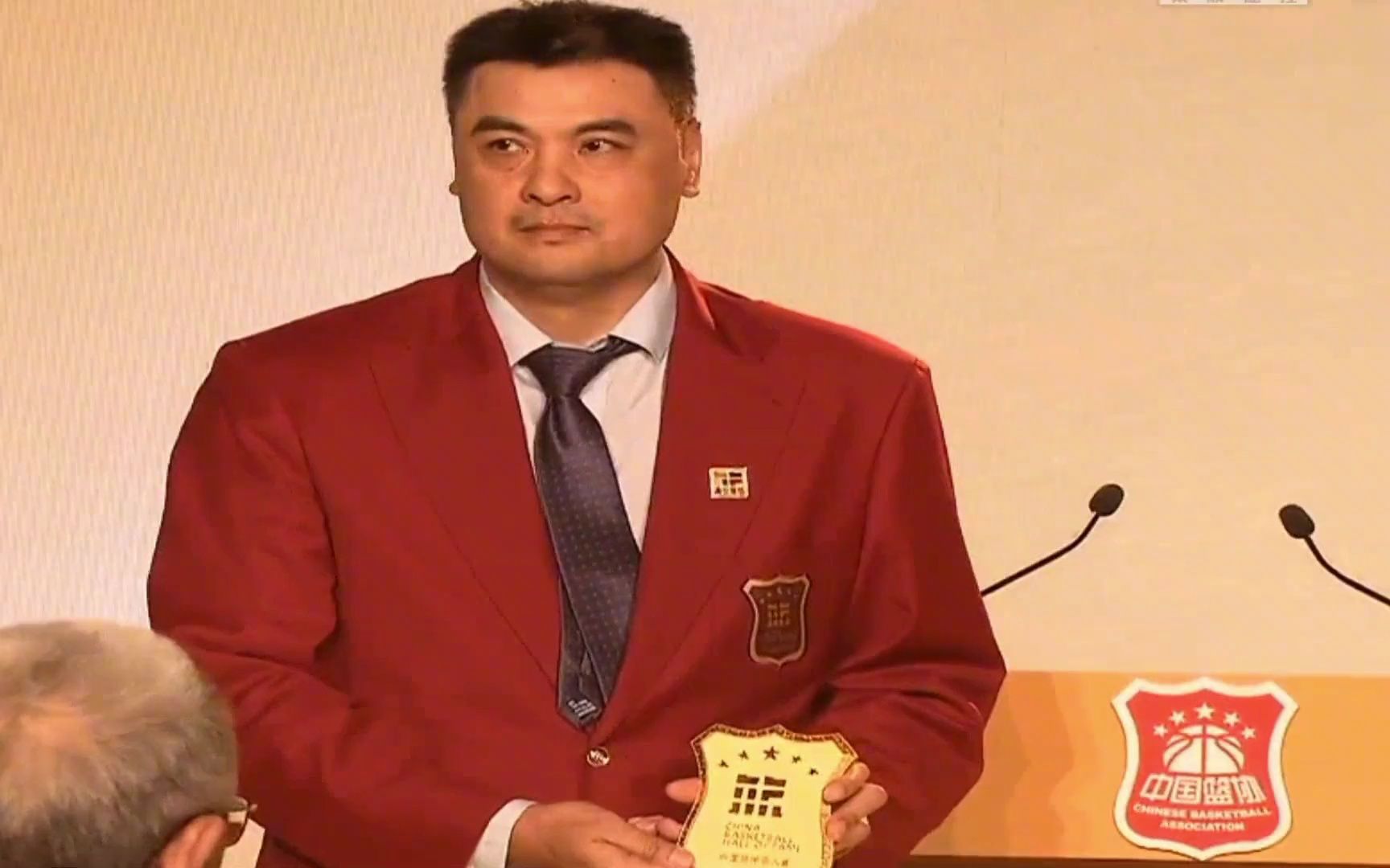 王治郅高情商逗笑全场!刘玉栋领奖全场起立致敬