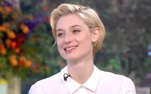 Download Video: 【中英双语】Elizabeth Debicki_This Morning Show 被评论夸得无法招架&闲聊夜班经理中抖森名画面