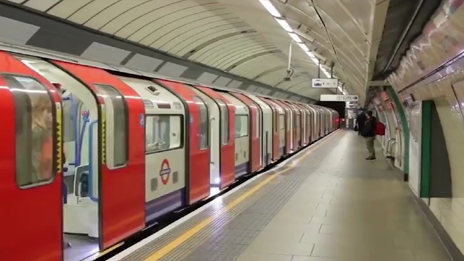 在国外坐地铁时,为什么只看报纸,不玩手机?