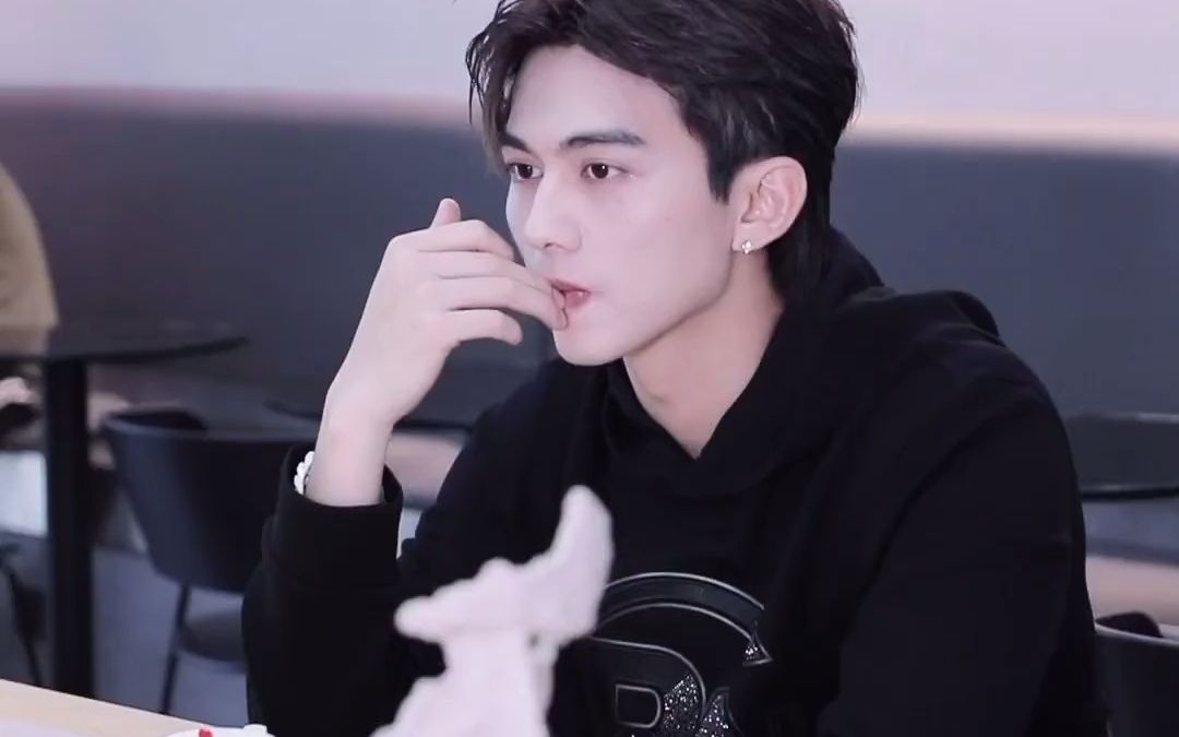 初秋解锁宝藏卫衣造型百搭潮感十足网红帅哥