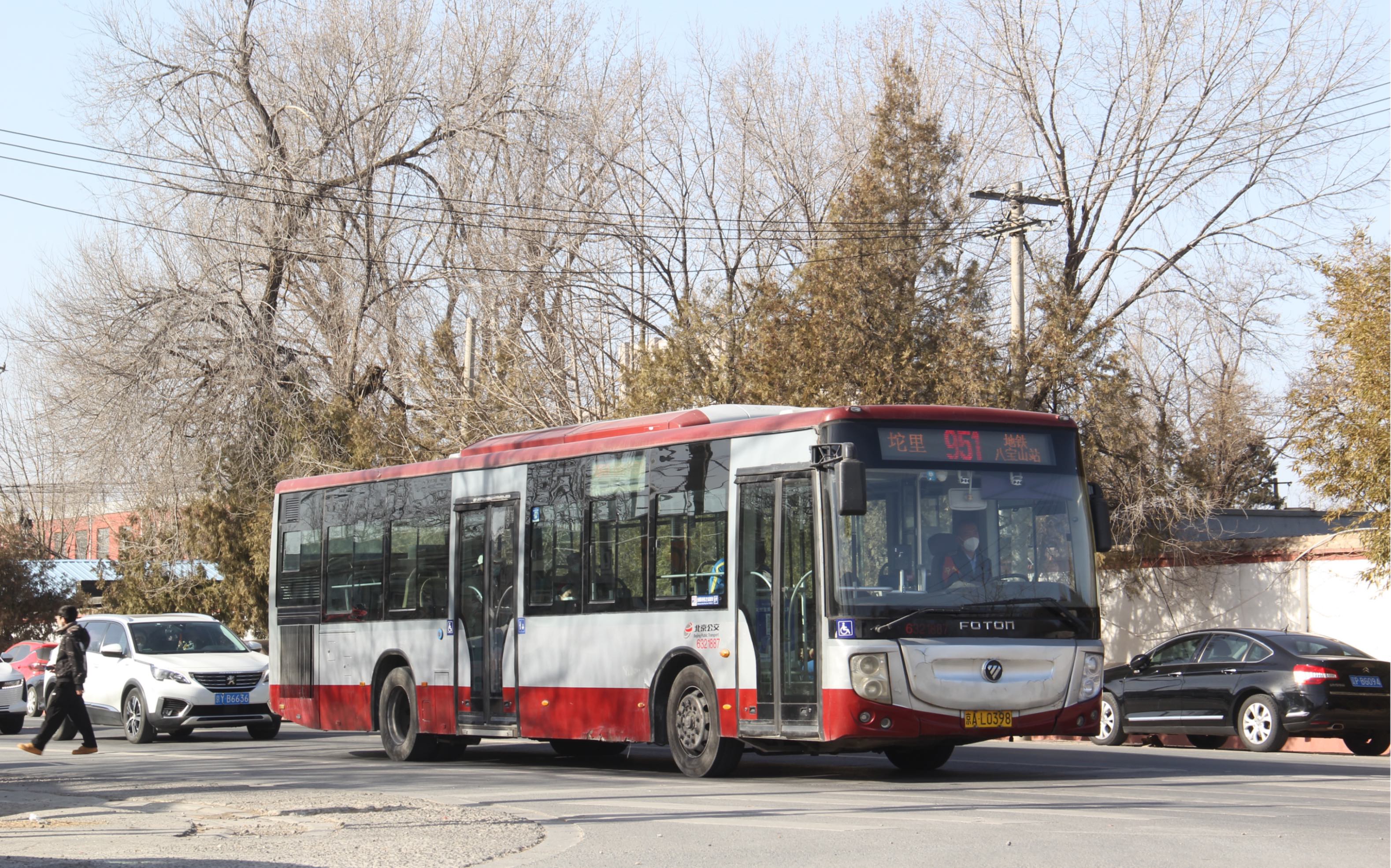 [在房山挥发它最后的热血]即将下线的bj6123c7njb-1柴油呆运行于951路