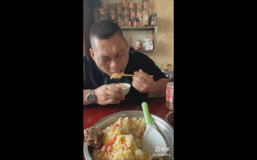 [图]【土味食刻Ⅱ】267咱能换个大点的碗吃饭吗？你这好像拿了个酒盅。