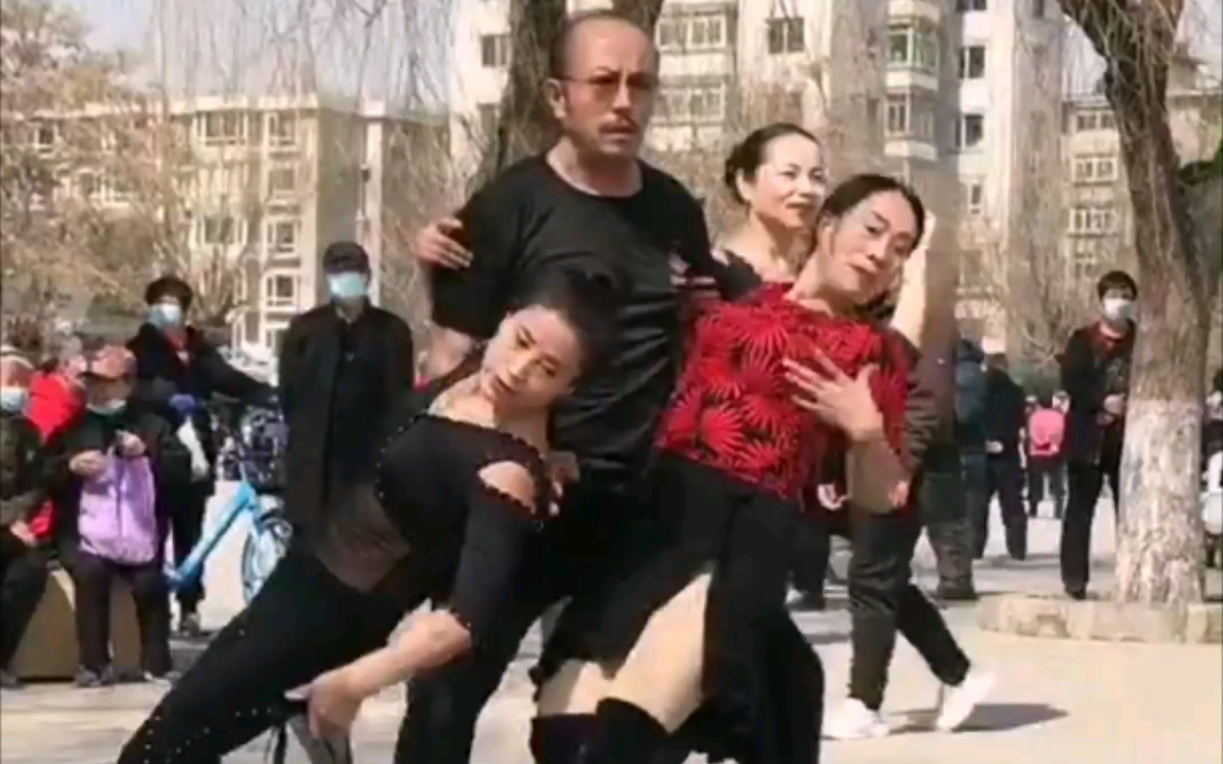 枯藤老树昏鸦,大爷搂着大妈,时而搂俩儿,时而搂三儿.