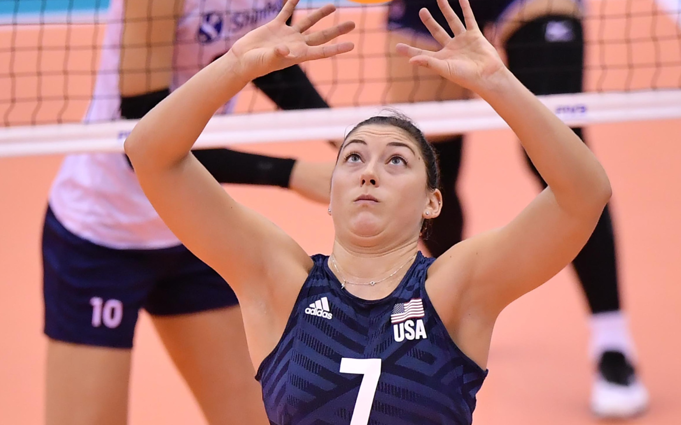 走传天后卡里尼一本正经教你如何传球,结果呢?