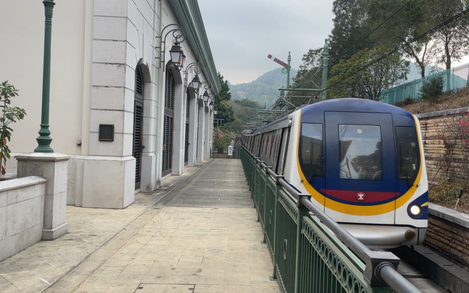 mtr港铁迪士尼站列车进站