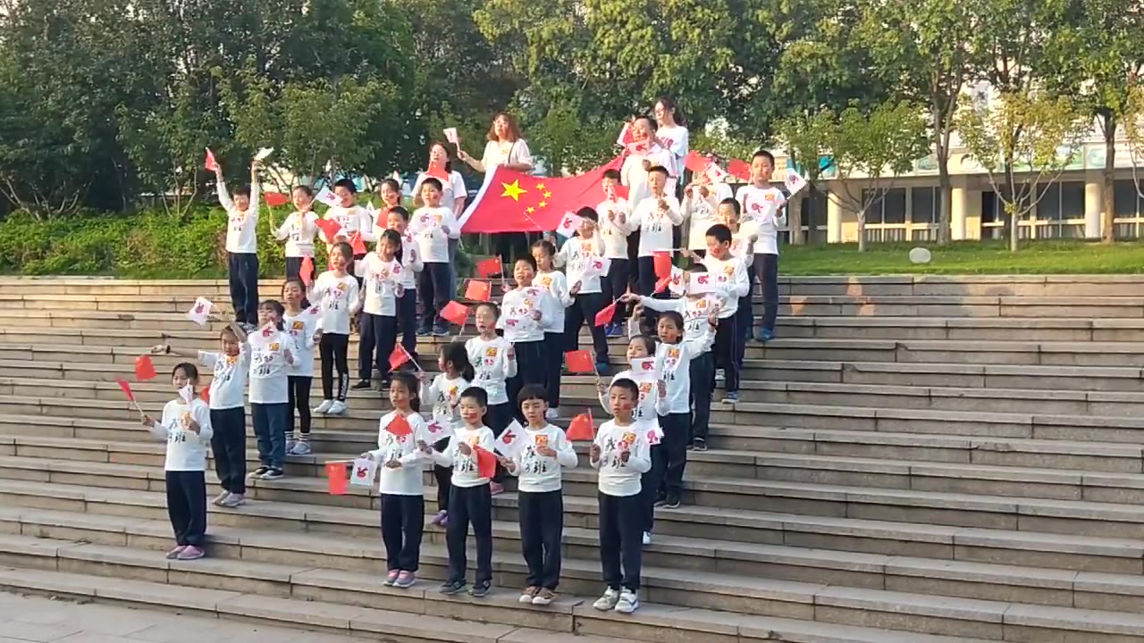 [图]小孩子们唱我和我的祖国。为祖国自豪，祖国生日快乐