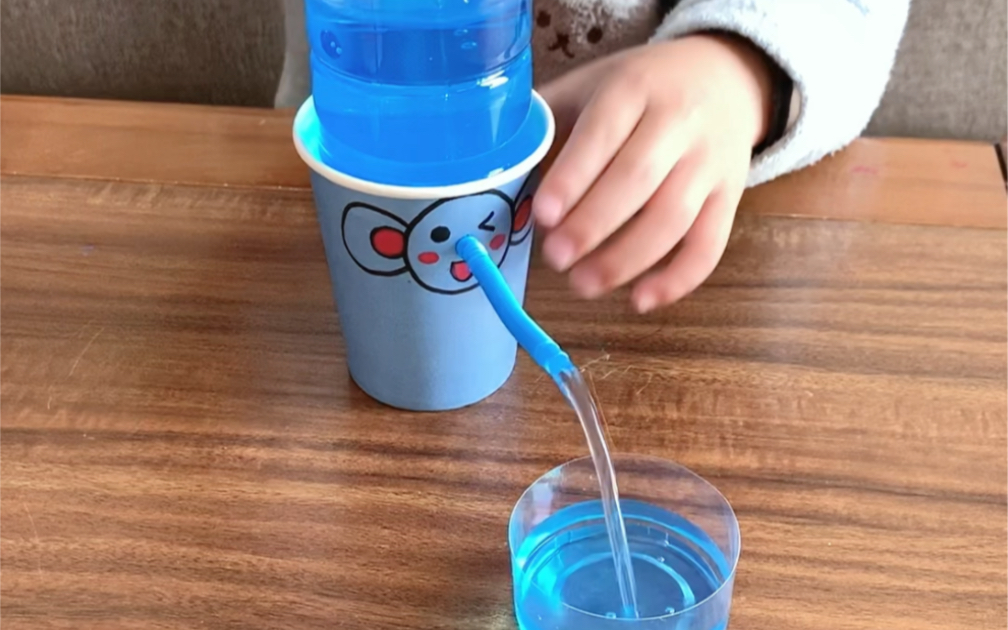 矿泉水瓶自制饮水器图片