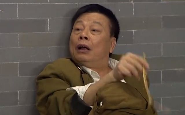 七十二家房客 丘富被牛局長的陰謀詭計抓走了 不料他在獄裡過得還很