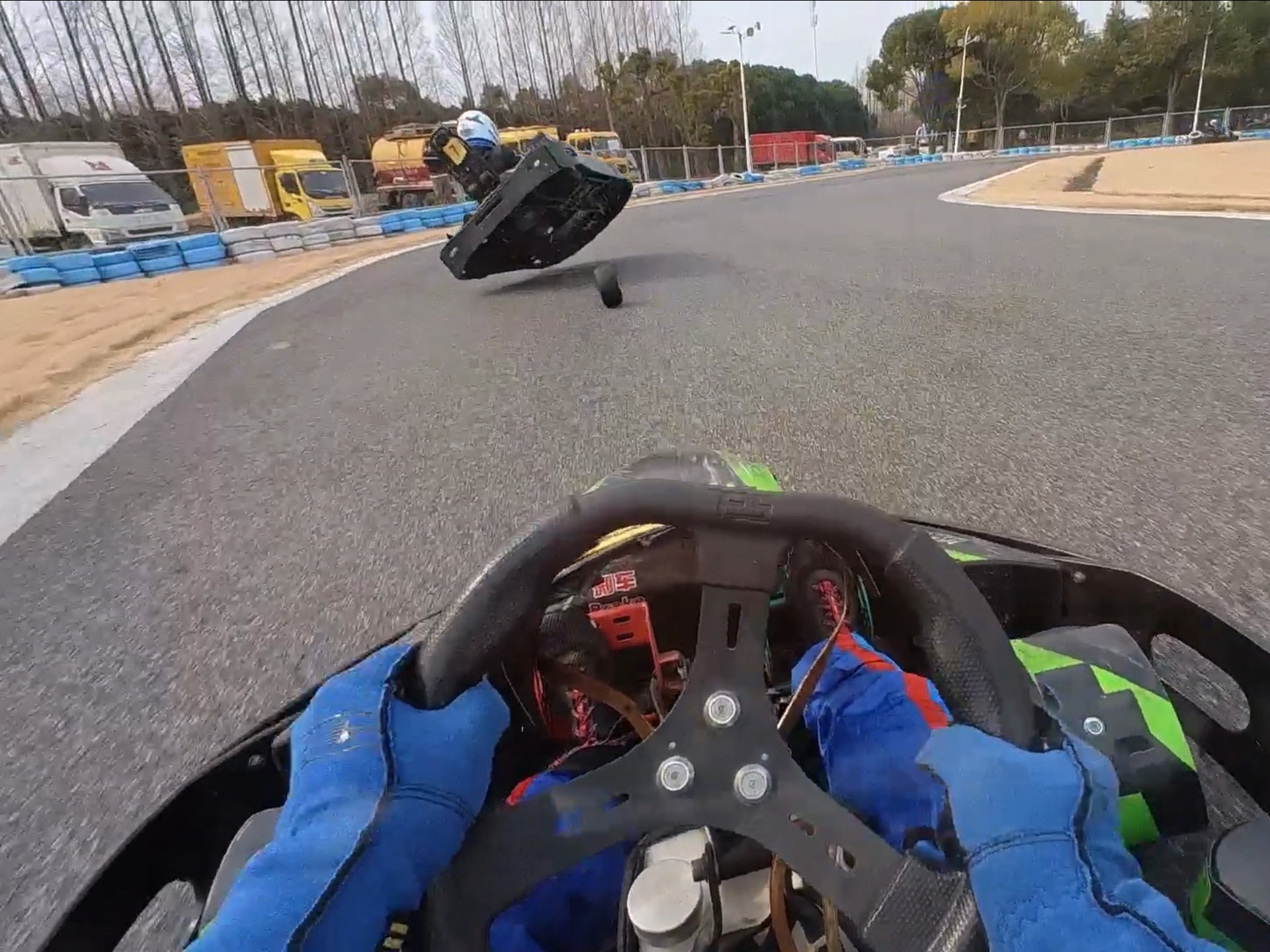 卡丁车缠斗,但前车轮子飞了