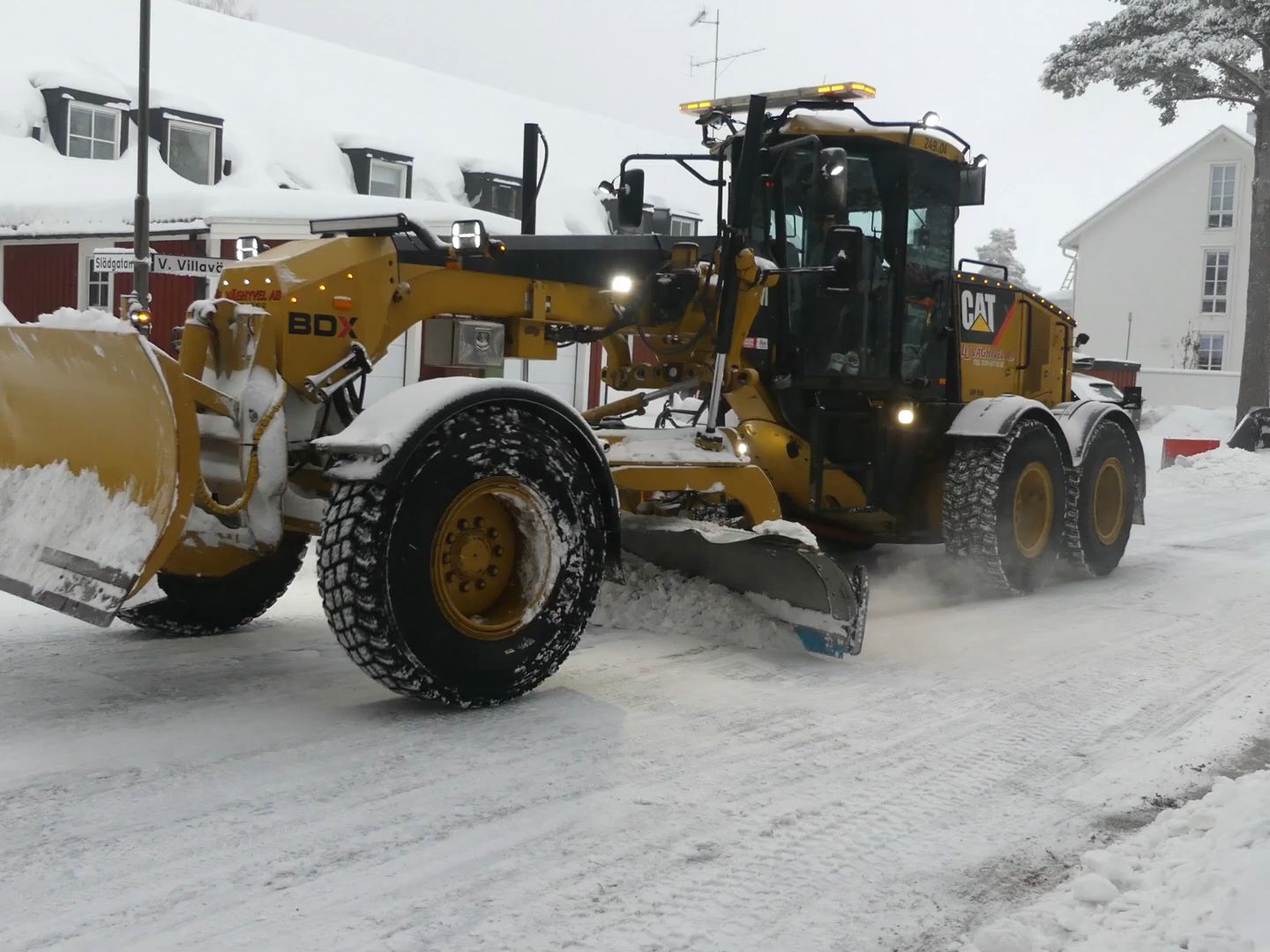 卡特彼勒平地机在除雪作业