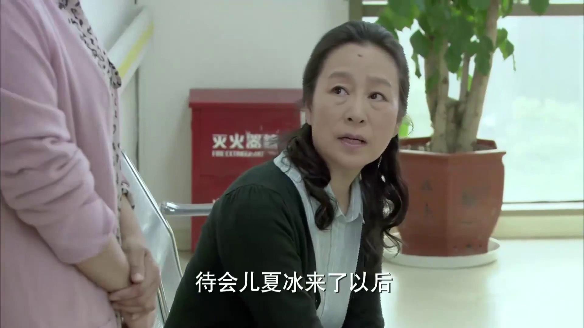 辣妈:夏冰爸晕倒进医院,元宝邻居废话一堆,被夏妈制止