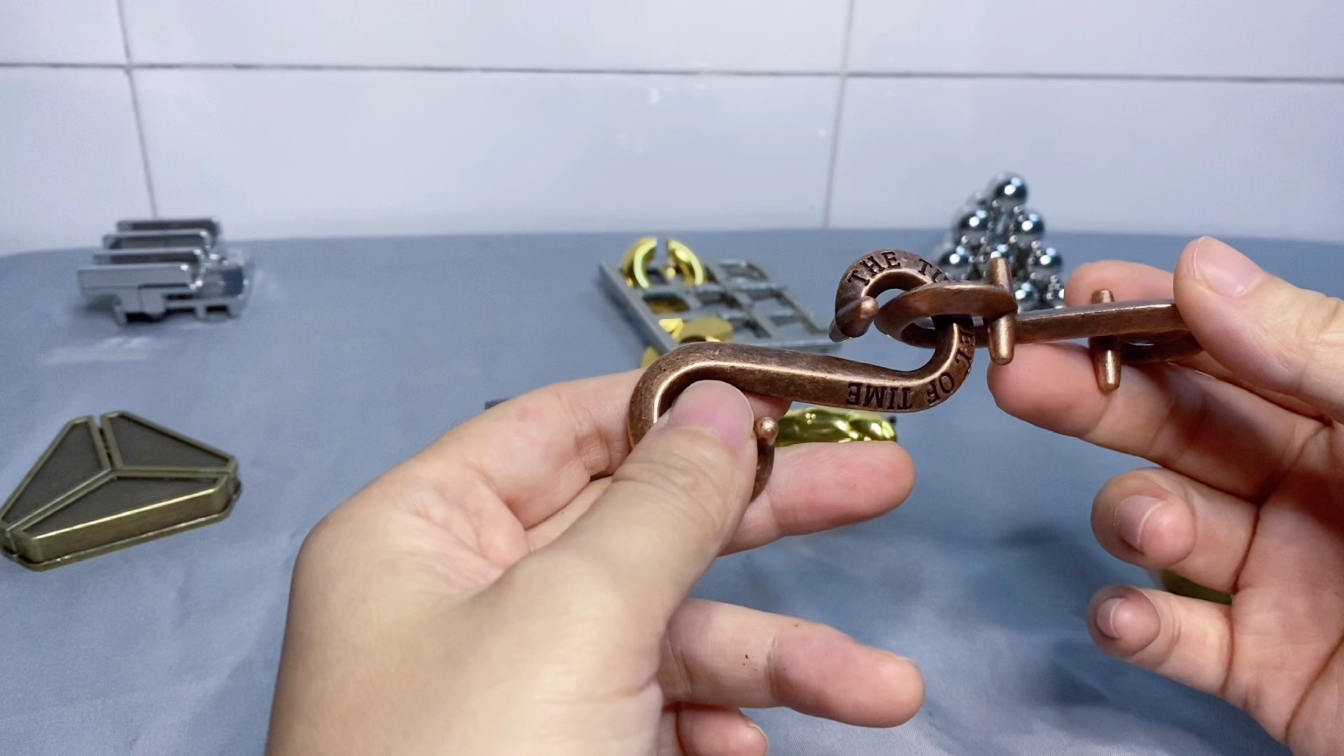 益智玩具魔金锁鲁班锁,s锁相对于比较难的一款,找好角度很关键