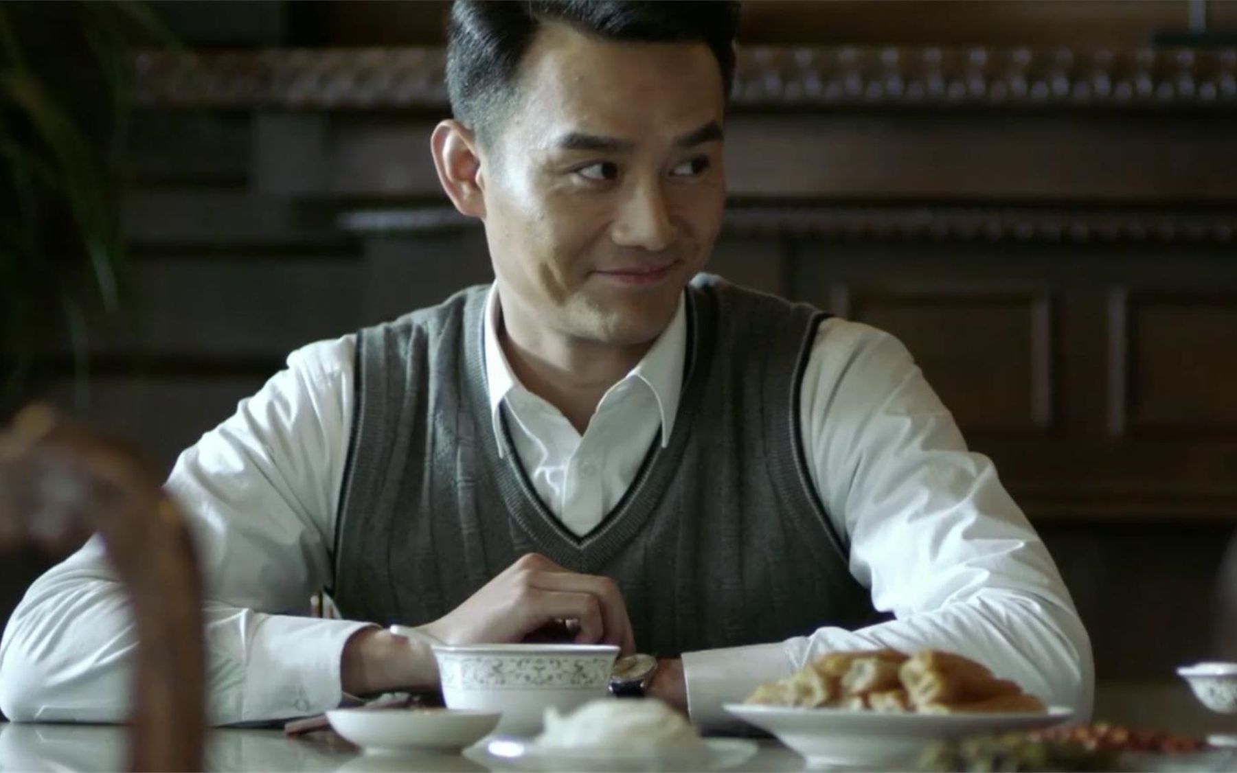 明楼一听要给明台提亲,还要添油加醋,阿诚在一旁偷着乐