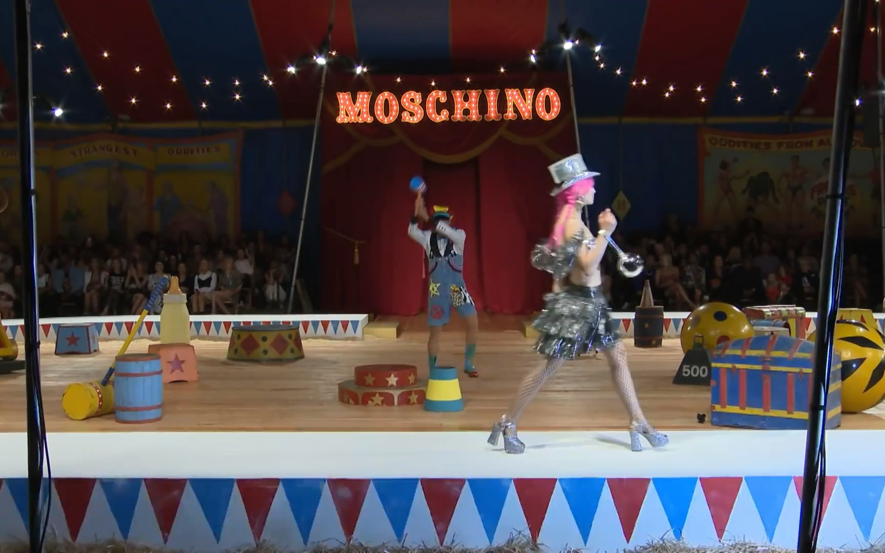 意大利品牌Moschino(茉思奇诺)2019SS时装秀哔哩哔哩bilibili