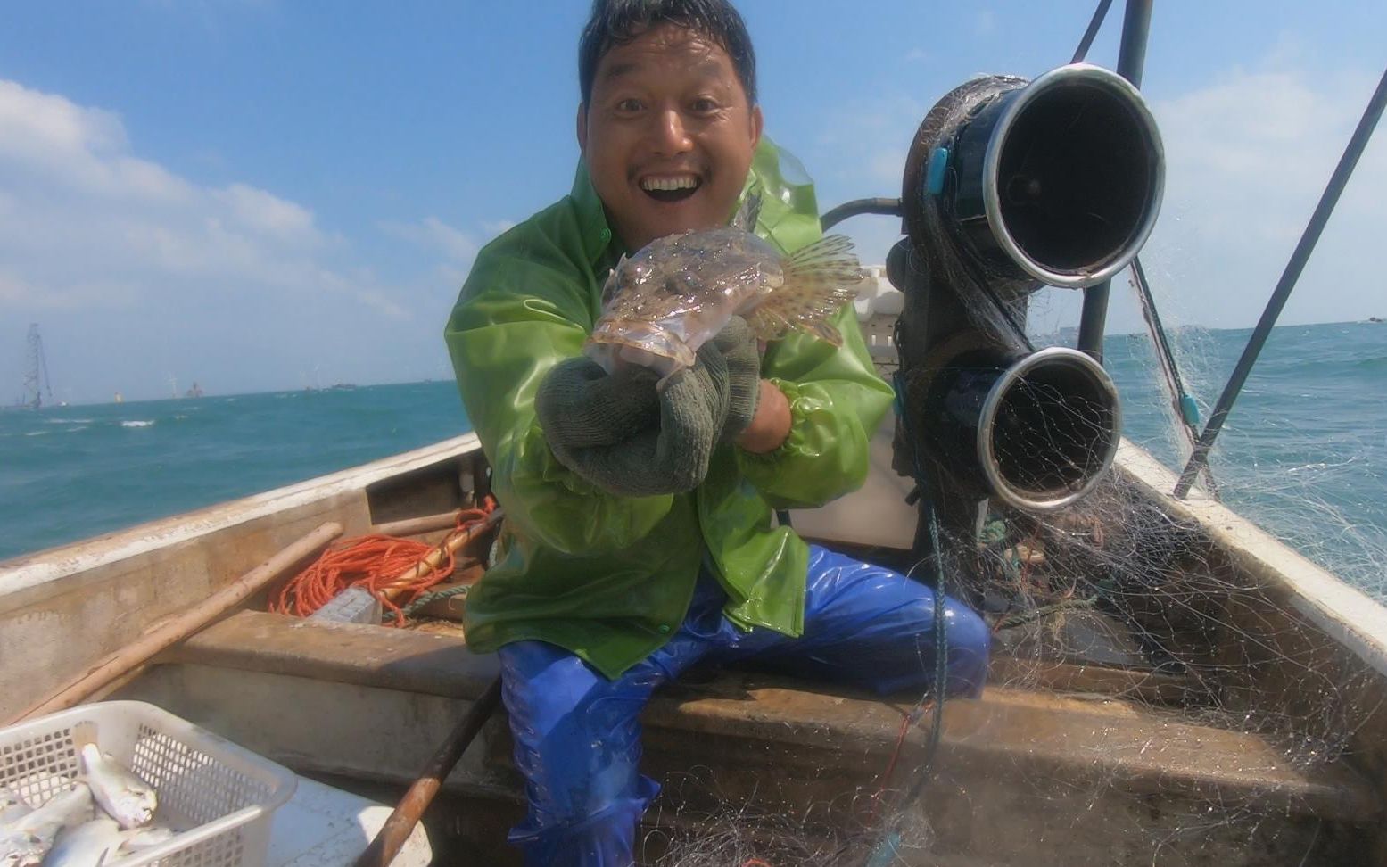 阿阳来到外海捕鱼,抓到不少海货都成精了,从没见过这么大的哔哩哔哩bilibili