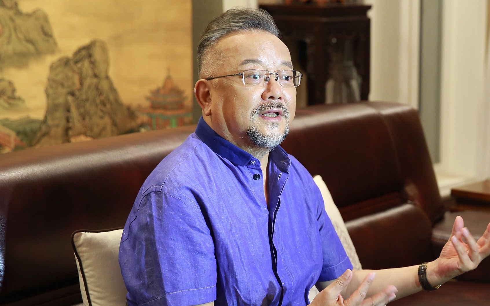 王刚40岁女儿近照曝光,被赞端庄娴静,混血儿子和亲弟弟一般大?