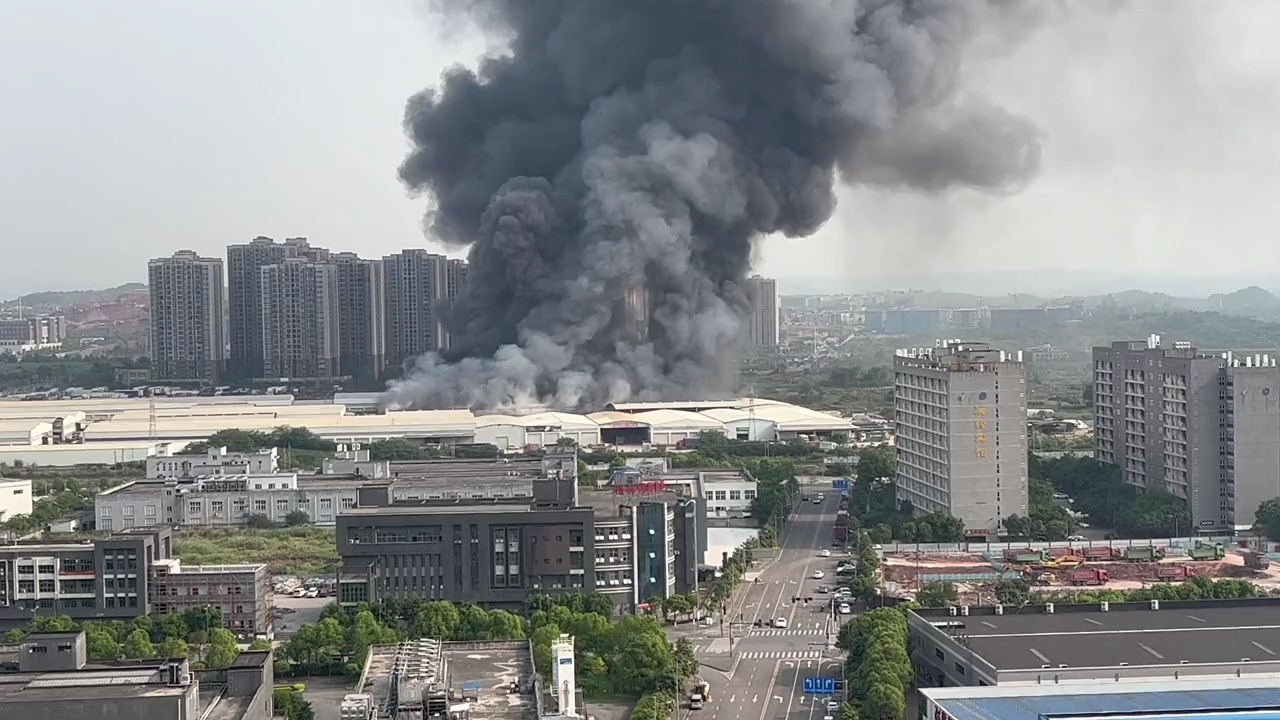 重庆九龙坡区金凤万千物流发生火灾 目前重庆消防救援总队正在赶往现场!哔哩哔哩bilibili