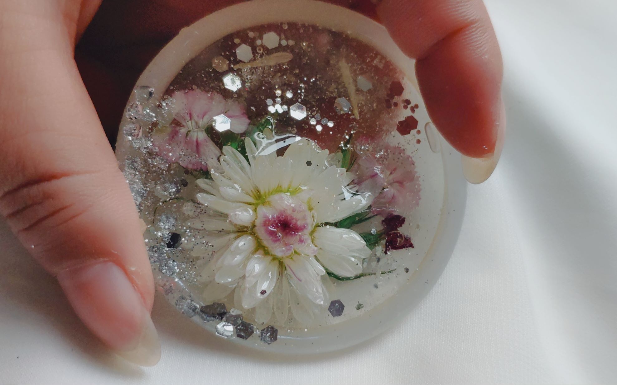 活动作品倾无鲜花终将枯萎那就把它封进滴胶吧