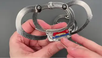 手铐如何工作的，为什么越拷越紧