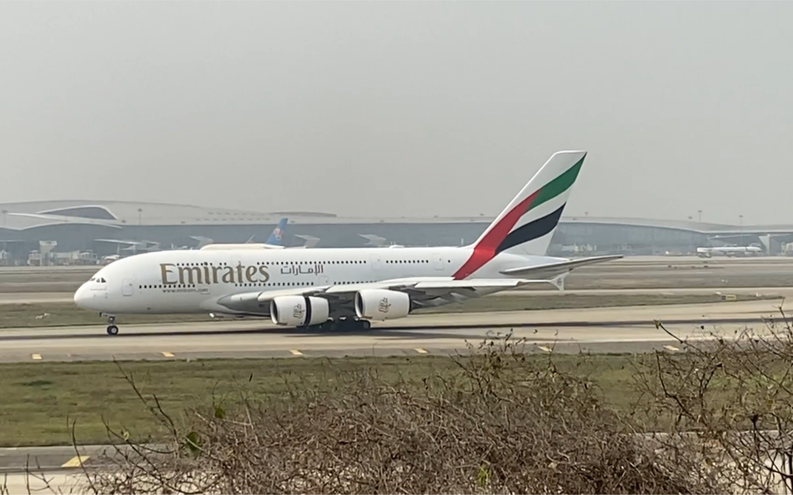 【红楼拍机】阿联酋航空空客a380客机降落广州白云国际机场