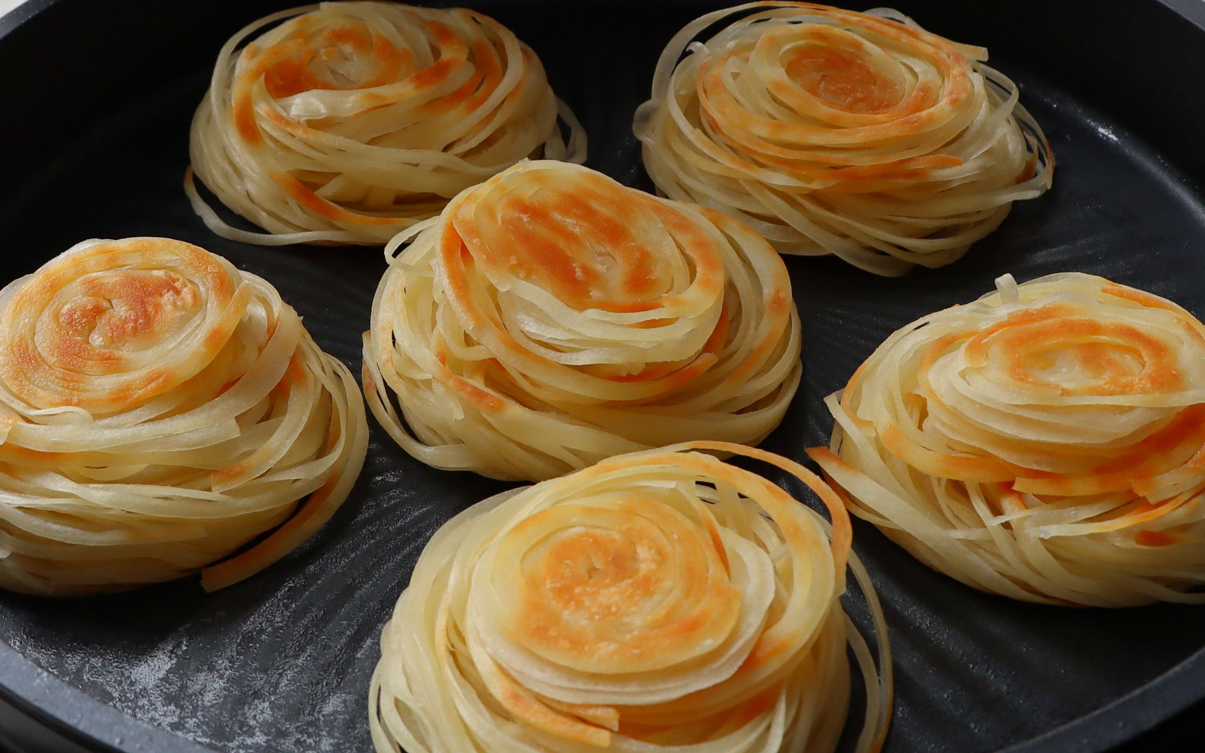 适合家庭做法千丝饼,丝丝缕缕层丰富,外酥里软,咬一口满嘴香