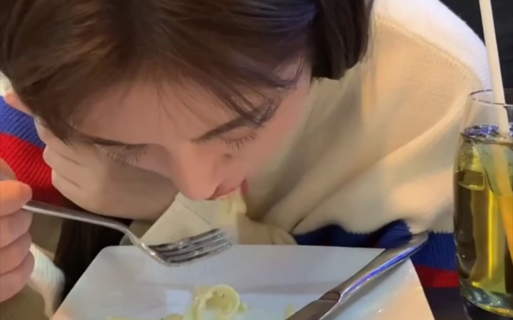 边吃饭边睡觉又可怜又可爱的哈哈 "鞠婧祎 "