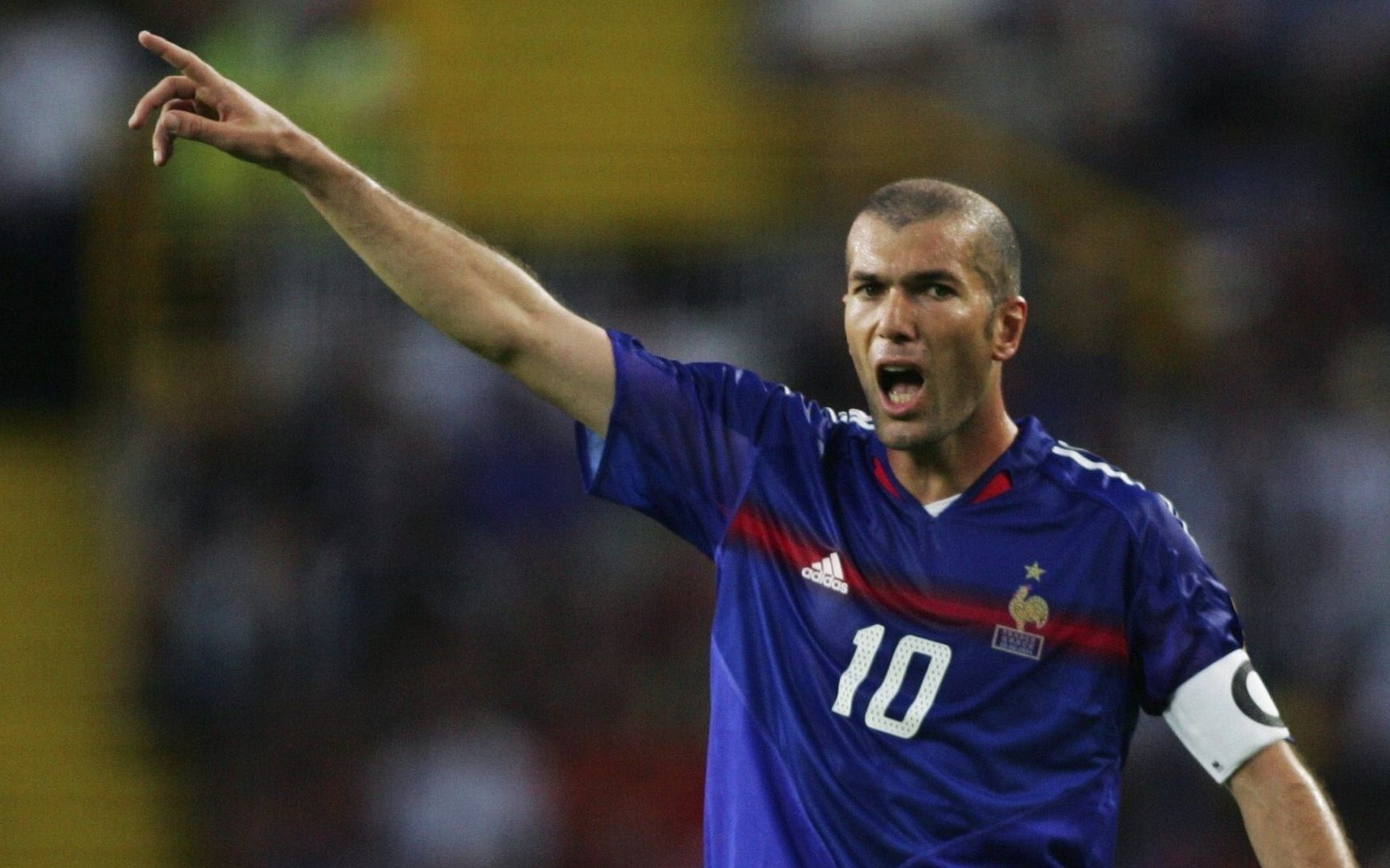 最写意的助攻!齐达内04年欧洲杯脚后跟助攻加拉头槌破门