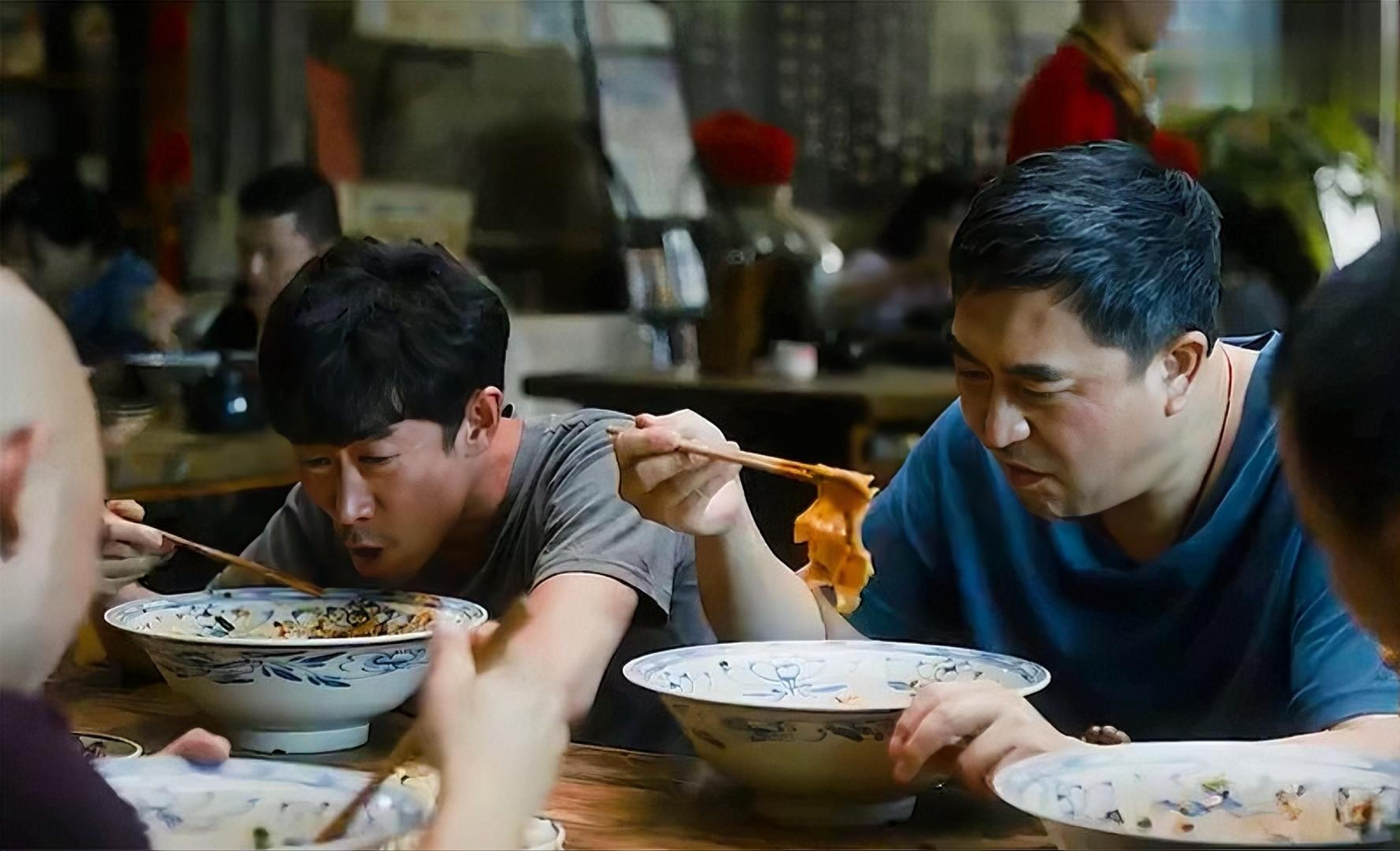 影视真香吃面:林永健嗦面配大蒜,张嘉译大口吃油泼面,吃得真香