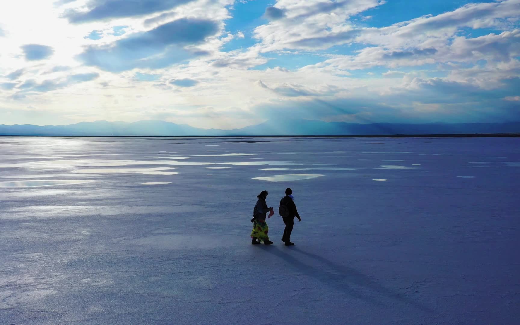 茶卡盐湖带着点瑕疵的长镜头