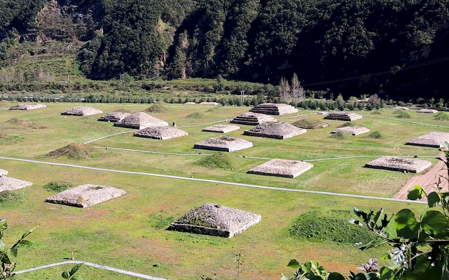 在集安市不远处有一座高句丽的王城-丸都山城,又叫尉那岩城.