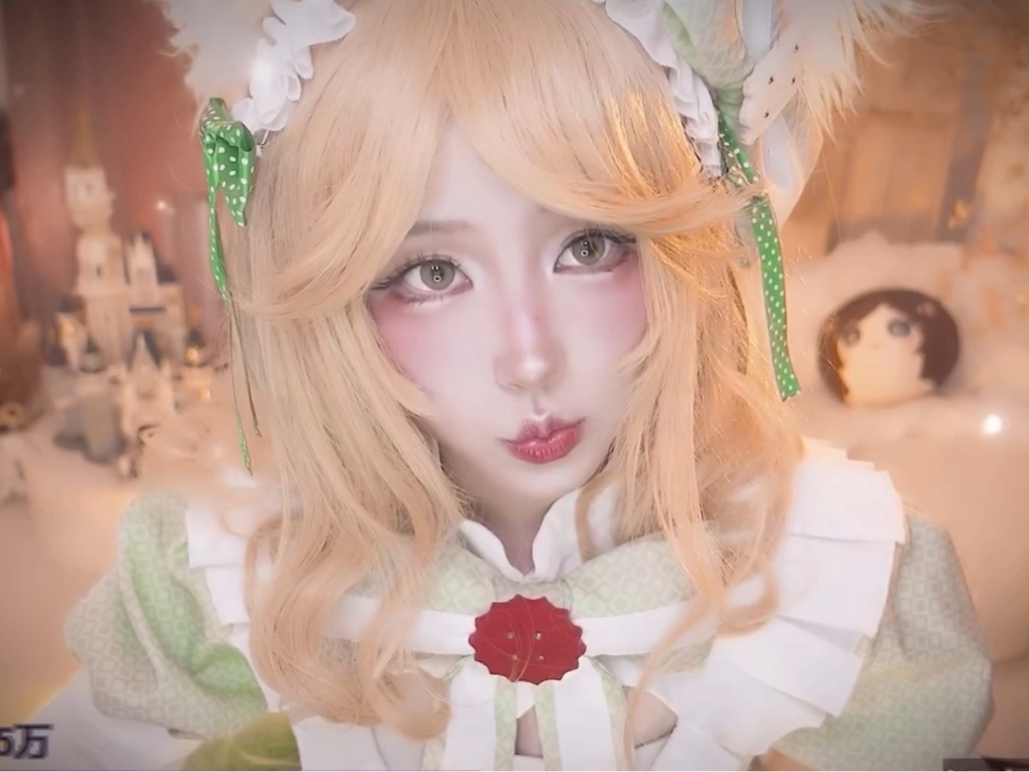 二呆啾cos小妲己 温柔触发音 手指画孔雀鱼低语哄睡