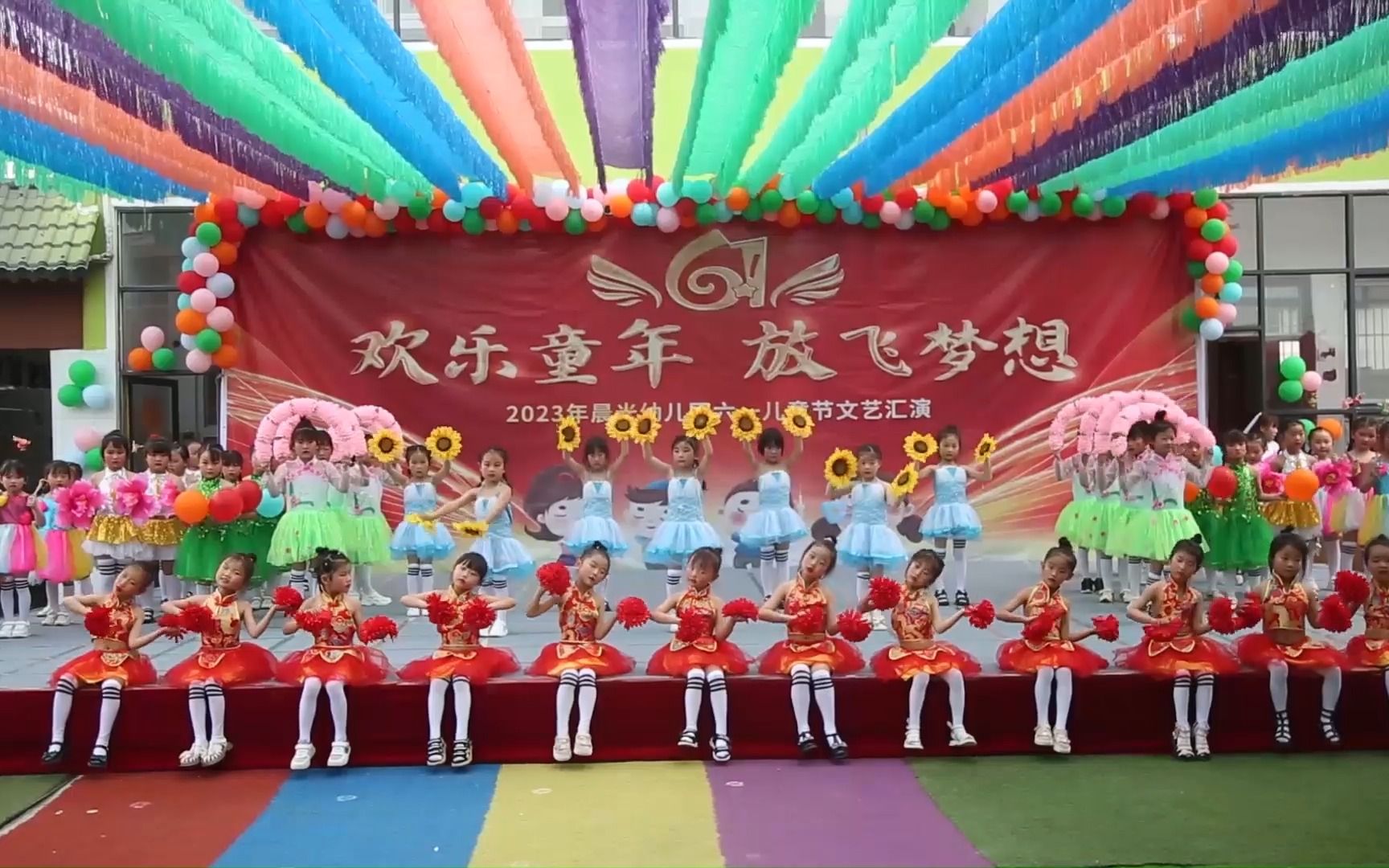 [图]幼儿园大班舞蹈《花儿向阳开》，师幼同台，欢快表演六一开场舞