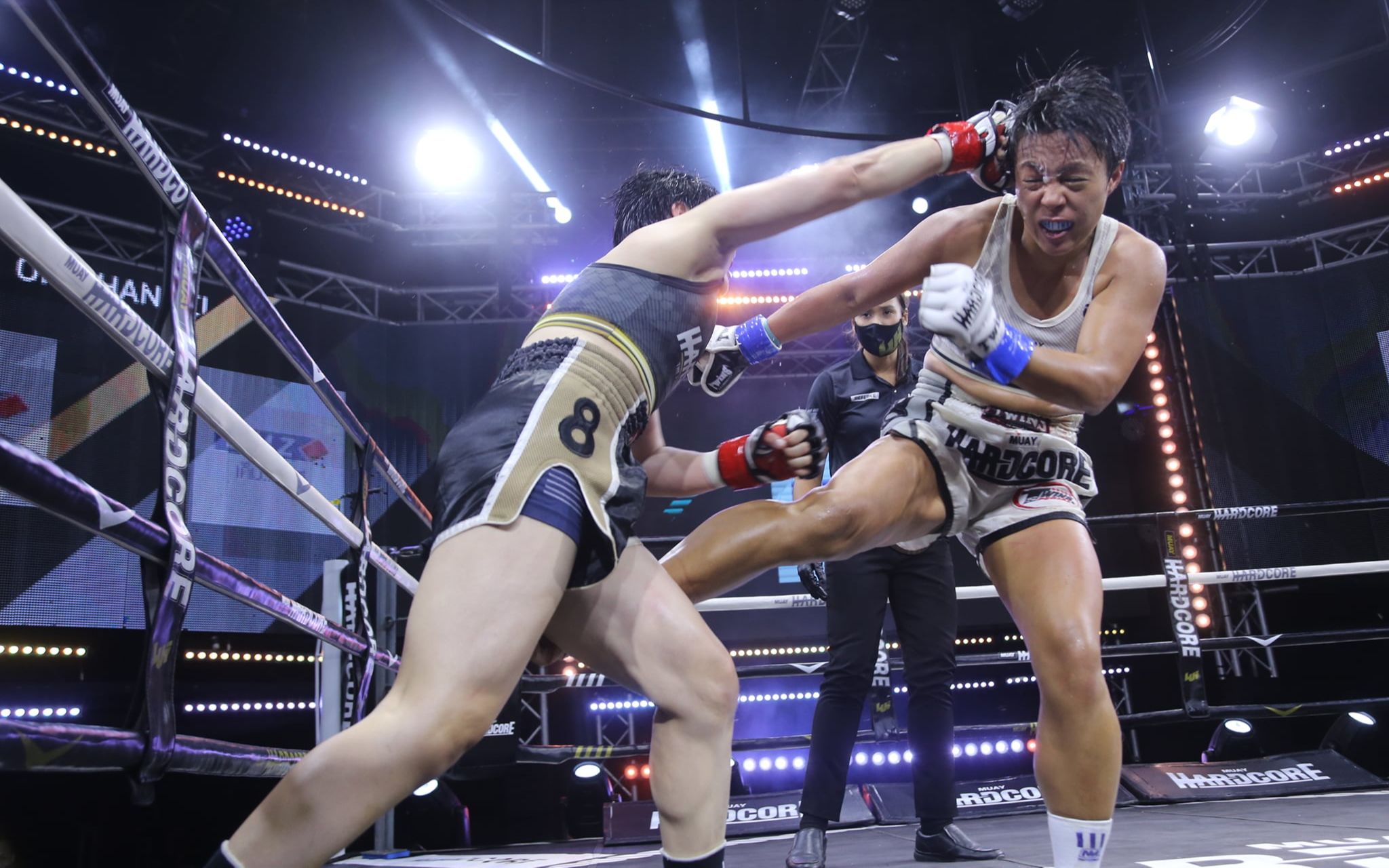 铁杆泰拳女子53公斤级泰国选手佩奇哈拉斯vs美国选手泰颜乐