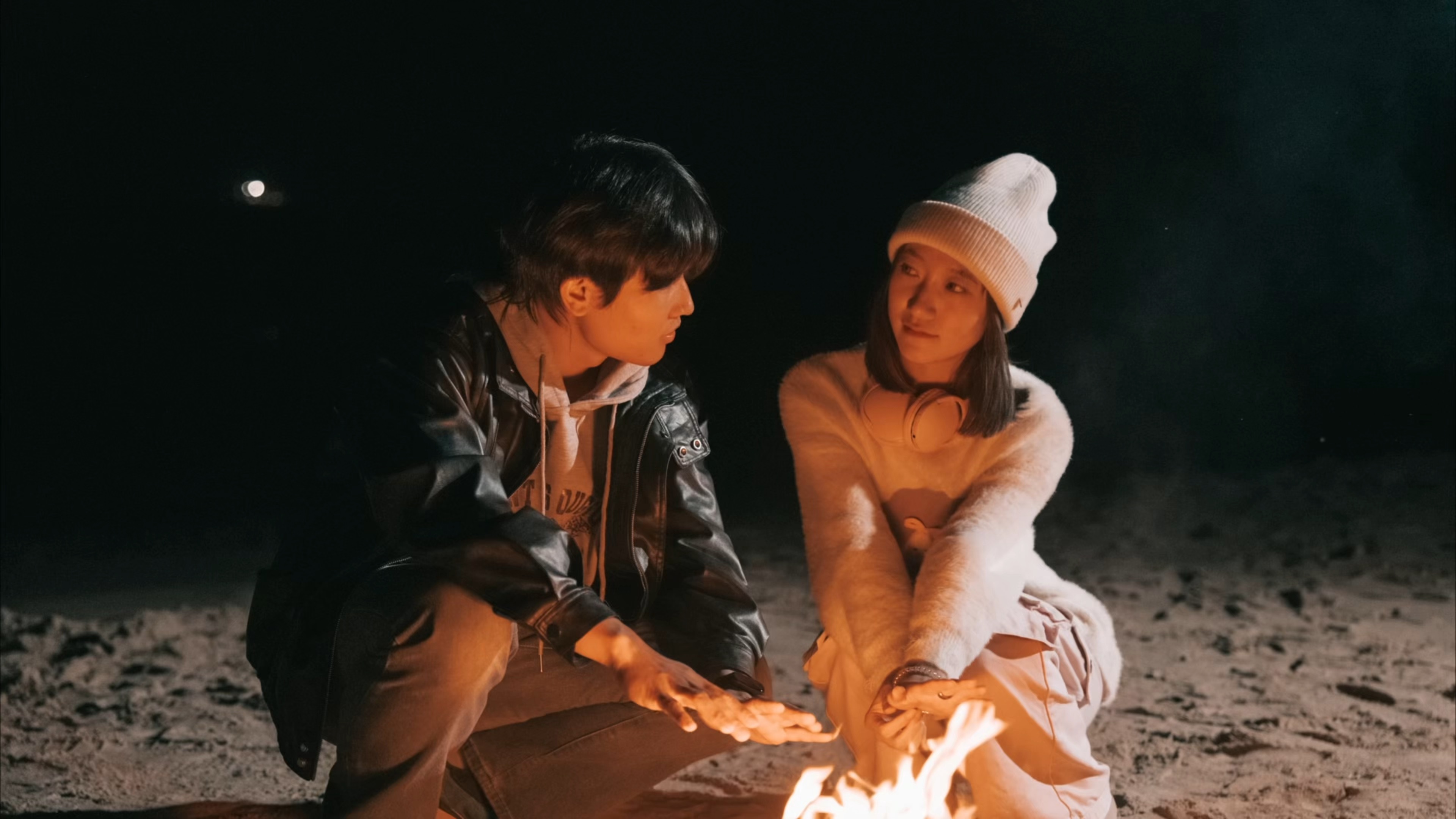 【4k拍摄海边 篝火 情侣】